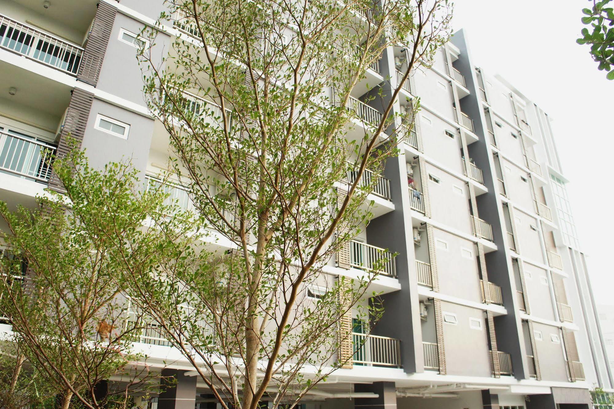 Wealth 30Th Hotel Банкок Екстериор снимка